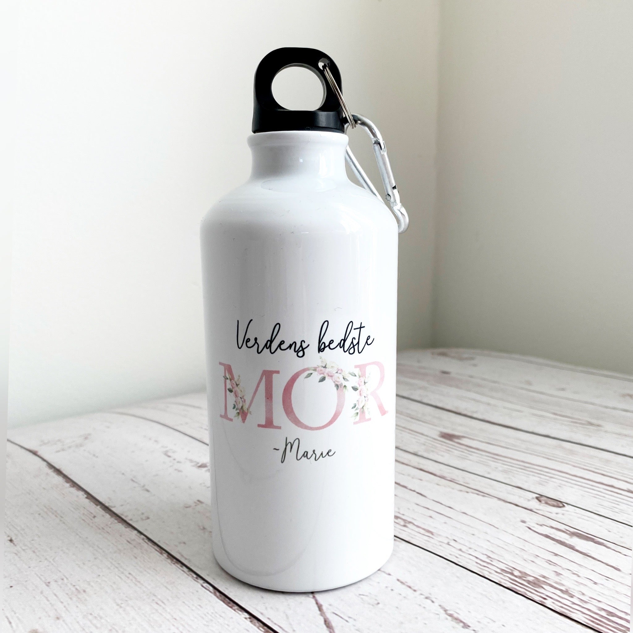 drikkedunk med navn, drikkedunk navn, drikkedunk børn, drikkedunk til børn, drikkedunk børn stål, aluminum dunk børndikkedunk børn, drikkedunk med tud, drikkedunk med navn, drikkedunk navn, drikkedunk metal, mors dag gave, morsdag, gave til mor, my little nordic